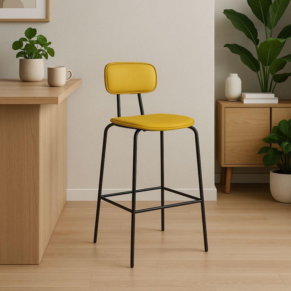 Sgabello Glami in pvc effetto cuoio giallo con struttura in metallo nera